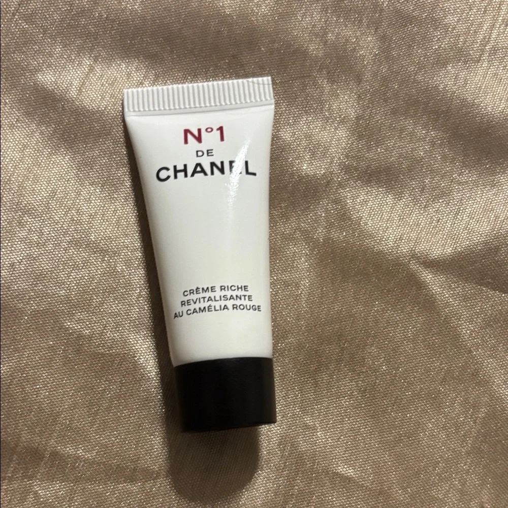 Chanel 17 Piece Assorted Beauty Collection with String Lights USB NWT GWP - Picture 10 of 16